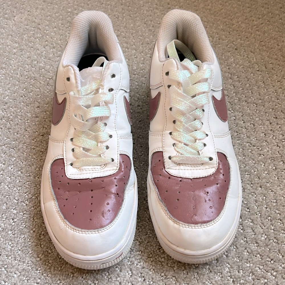 EUC Nike Air For e 1’s with cool painted deep pink swoosh & toe area. Size 7